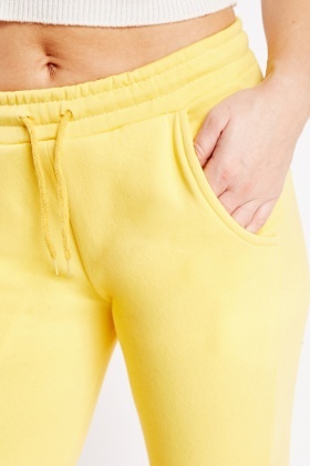 Jogging pants with elastic clearance ankles