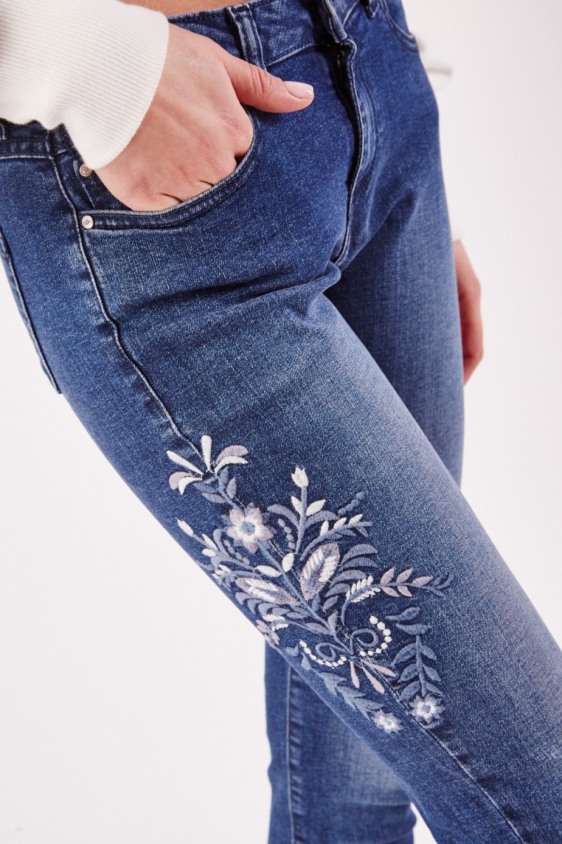 https://fiver.media//cdn-thumb/800x1200/e5p/images/mu/2022/12/12/embroidered-raw-hem-denim-jeans-189653-4.jpg